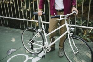 Man som står vid en cykel