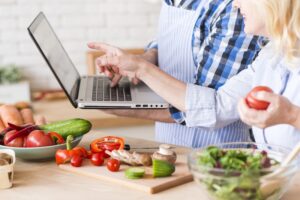 Två personer som lagar mat efter recept